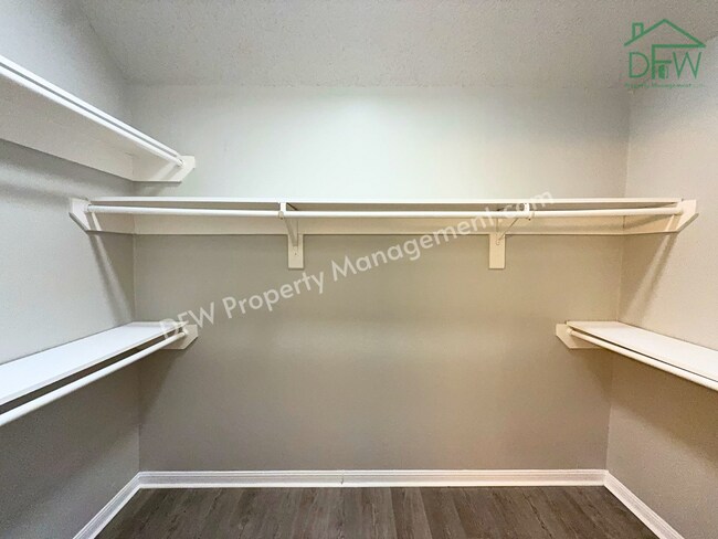 Building Photo - For Lease: Beautifully Remodeled 3-Bed Two-Story in Quiet DeSoto Neighborhood