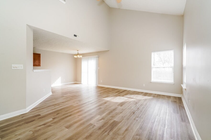 Building Photo - 4487 Connaught Dr E