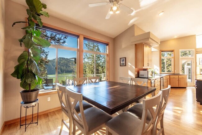 Building Photo - 3228 E Fernan Terrace Dr
