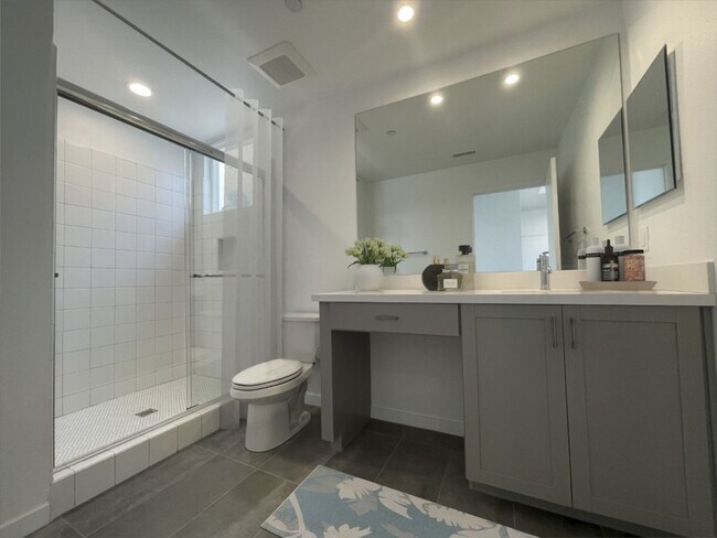 Building Photo - State of the Art, 2 bed 2.5 bath Luxury Condo in Ventura!