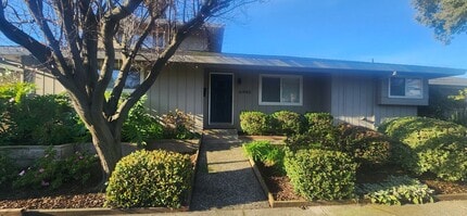 Building Photo - Beautiful 3 Bedroom 2 Bathroom Duplex in Desirable Greenhaven/Pocket Neighborhood