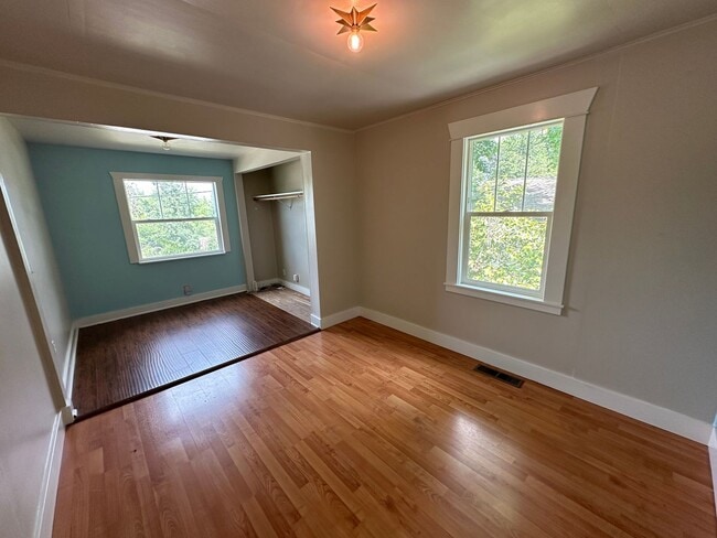 Building Photo - Adorable 2 Bedroom One Bathroom Home Close...