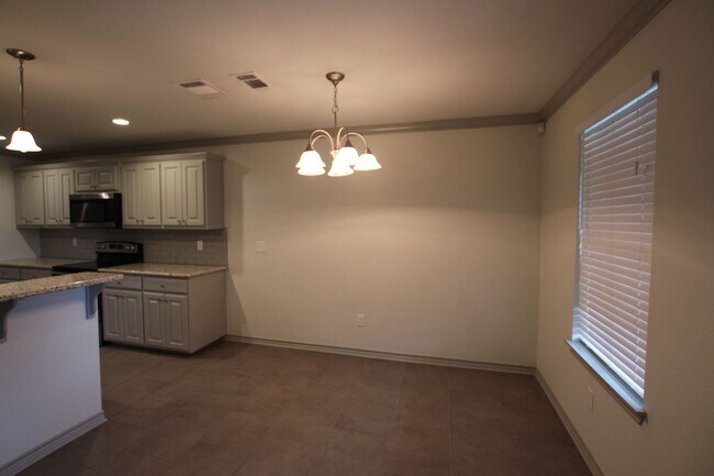 Building Photo - Beautiful 3 Bedroom 2 Bathroom Townhouse in South Tyler!