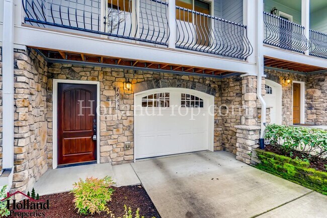Building Photo - Pet free 3 bedroom Home with natural light...