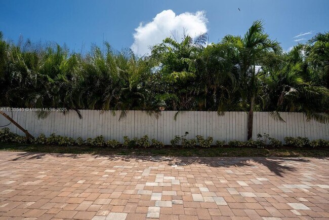 Building Photo - 2305 Tamarind Dr