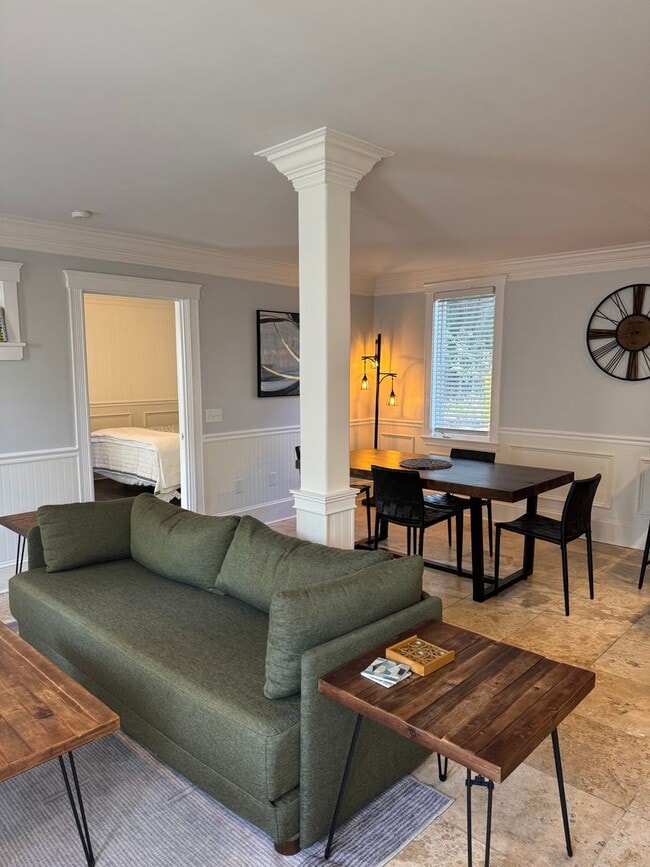 Building Photo - Monthly Rental — Stylish First-Floor Condo by Daffin Park with All-Inclusive Utilities