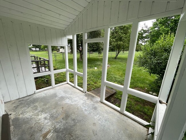 Building Photo - Beautiful Home Large Garage Highly Desired For Rent