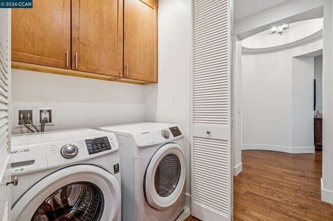 Building Photo - 1756 Cole Ave