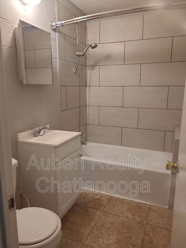 Building Photo - 713 Lupton Dr