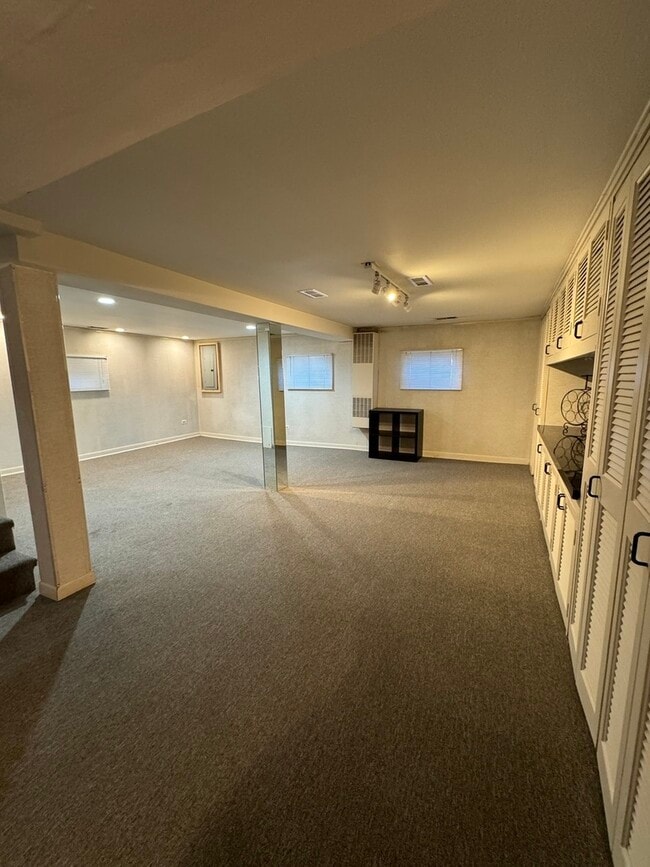 Building Photo - 5623 S Nagle Ave