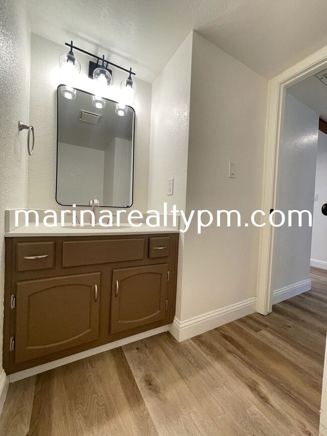 Building Photo - Two Story Crockett Condo Two-Off Street Pa...