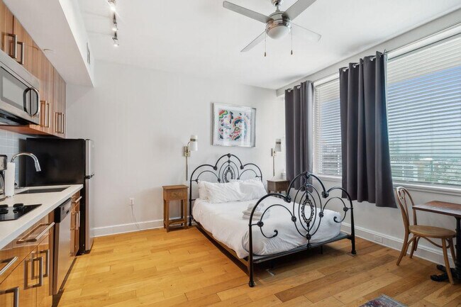 Building Photo - 925 Common St