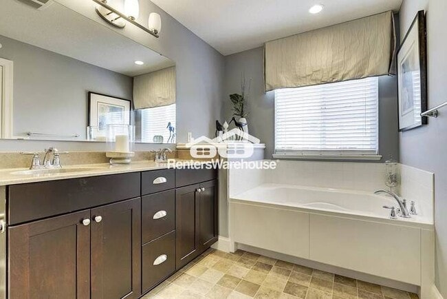 Building Photo - Executive Townhome in Stonemills Community...
