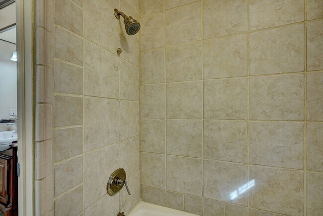 Building Photo - 4 bed 3 bath home!