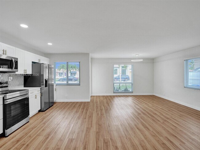 Building Photo - 932 Mandarin Isle