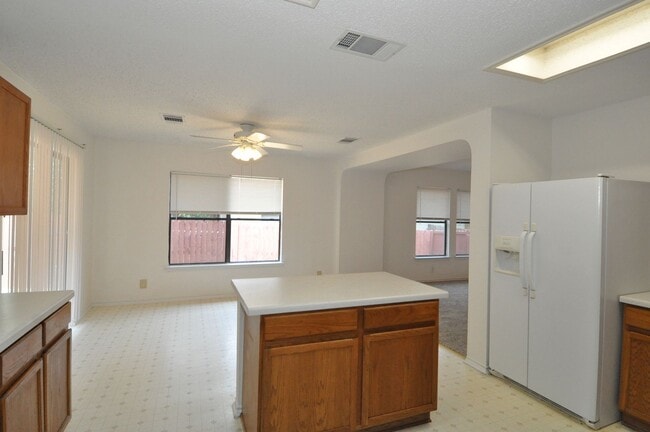 Building Photo - Available NOW! 4 bedrooms, one story, Grea...