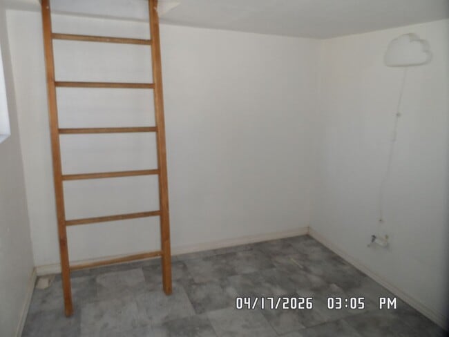 Building Photo - 3 Bedrooms, 2 Bathrooms, approx. 1392 sq. ft., 2 Car Garage, Covered Patio, Fenced, Play house,