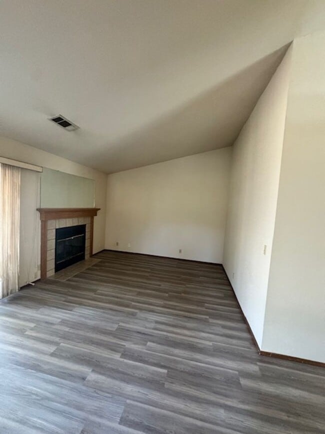 Building Photo - North Hilltop Home with 2 Car Garage