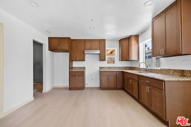 Building Photo - 1120 W 110th St