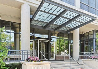 Building Photo - 900 N Kingsbury St