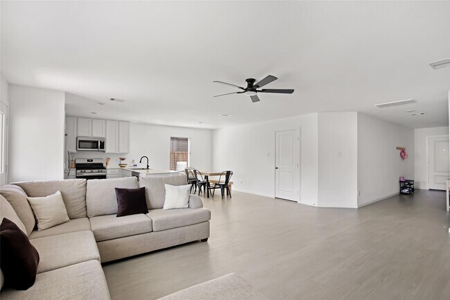 Building Photo - 21027 Santopadre St