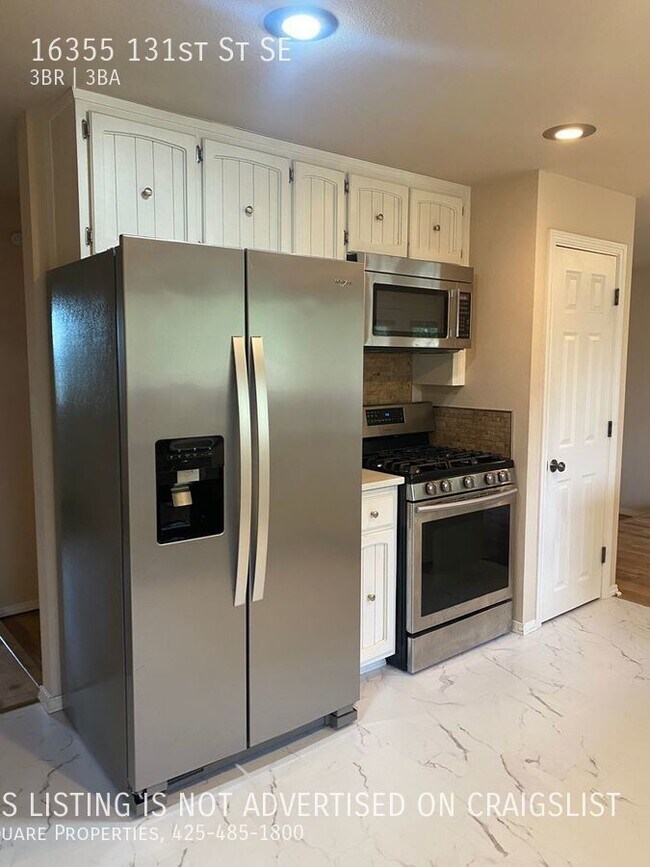 Building Photo - Unique 3 Bedroom Home with Daylight Baseme...