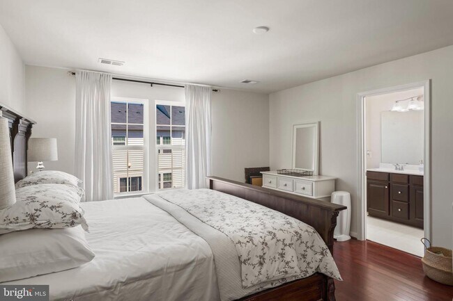 Building Photo - 42642 Burbank Terrace