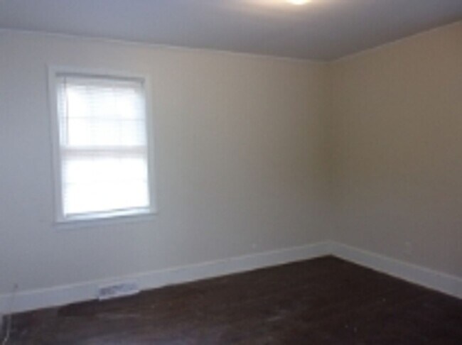 Building Photo - 517 S Jones Ave