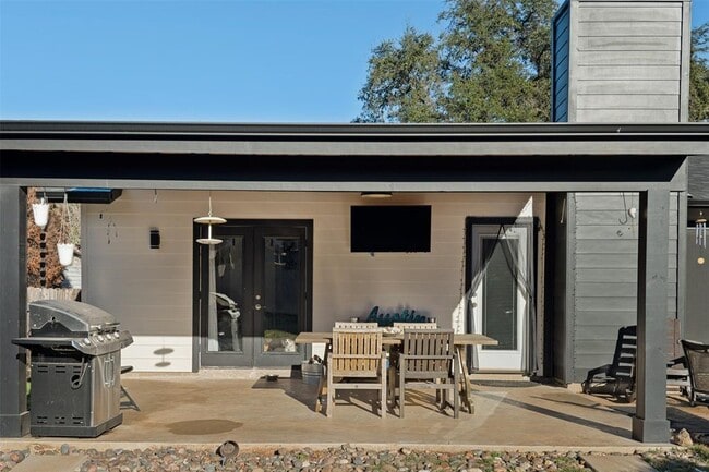 Building Photo - 3909 Holt Dr