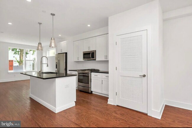 Building Photo - 1905 E Hagert St