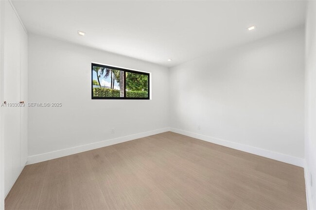 Building Photo - 10945 SW 75th Ct