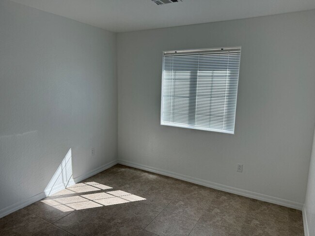 Building Photo - Newer 3 bedroom home with 2 car garage on ...