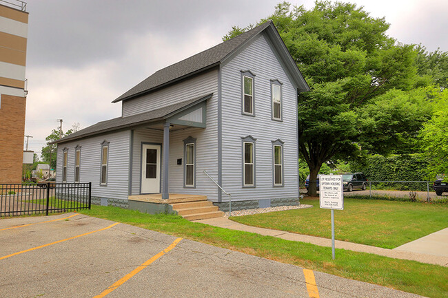 Building Photo - 843 Cherry St SE