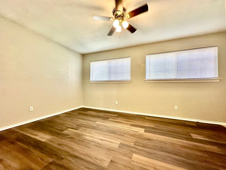 Building Photo - 5320 Lovell Ave