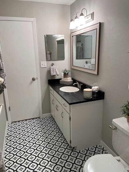 Master Bathroom - 6216 Robinson St