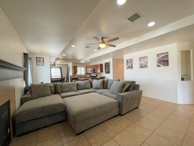 Building Photo - Large 4 Bedroom 2 bath Home in Chocolate Drop Neighborhood