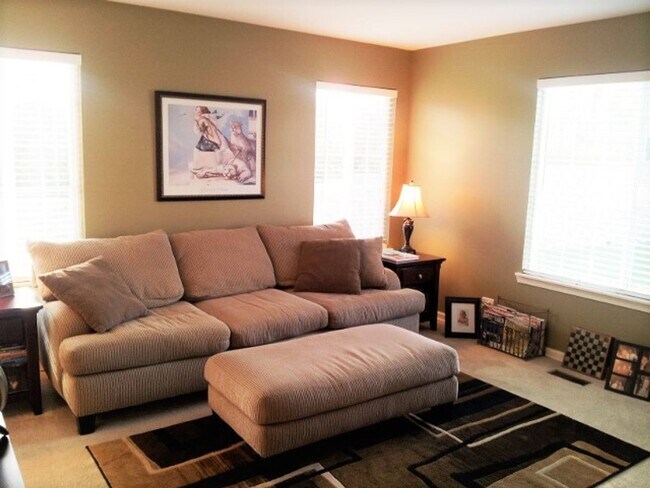 Building Photo - Lakemoor 2 Bedroom 2.5 Townhome Available!
