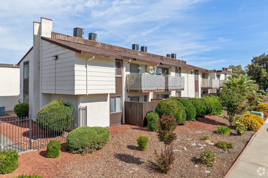 Primary Photo - Villa Riviera Apartments