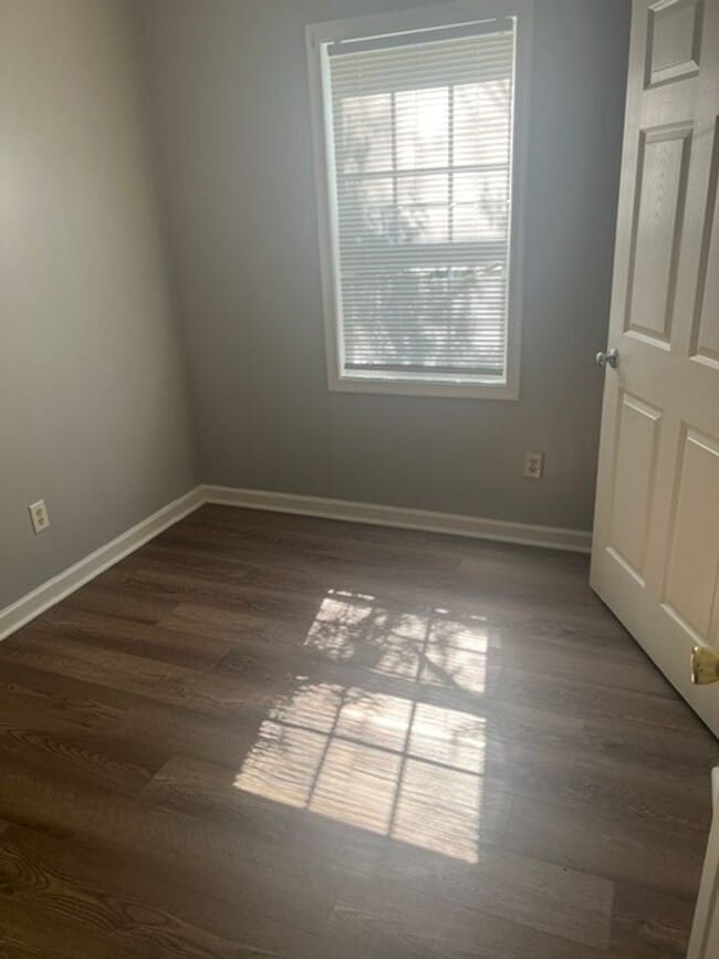 Building Photo - Cute Bungalow Convenient to Shopping & Restaurants!