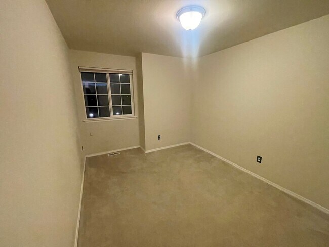 Building Photo - Spacious 4 Bedroom Home for Rent in Lake S...