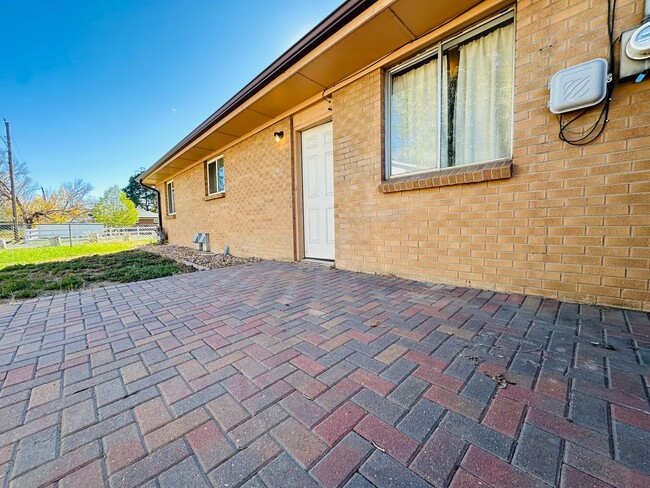 Building Photo - Modern and Spacious Duplex Style Home with...