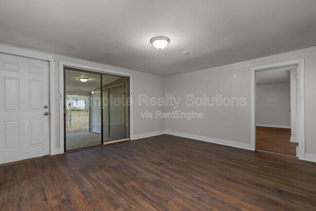 Building Photo - 465 S Dade Ave