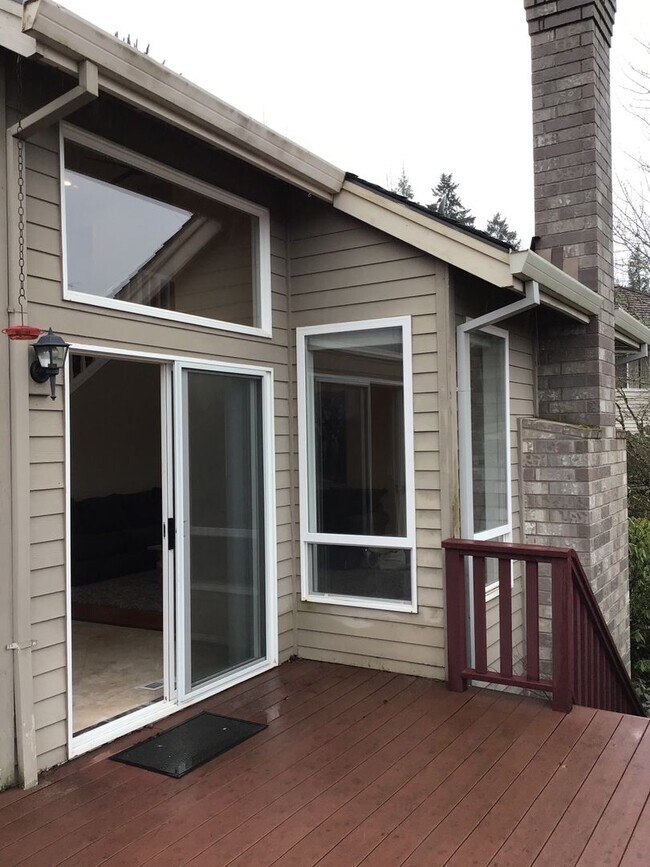 Building Photo - For Rent - Exceptional Murrayhill Location...