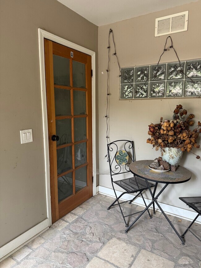 Building Photo - 1440 Old Topanga Canyon Rd