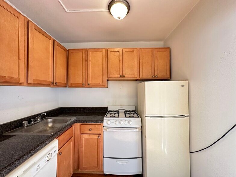 Building Photo - 629 W Belmont Ave