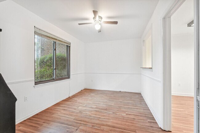 Building Photo - Check out this delightful 1 bed and 1 bath condo For Rent in a prime Fairfax location!