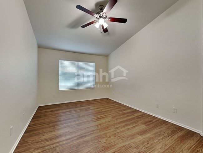 Building Photo - 15848 W Linden St