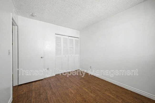 Building Photo - 225 N Standage