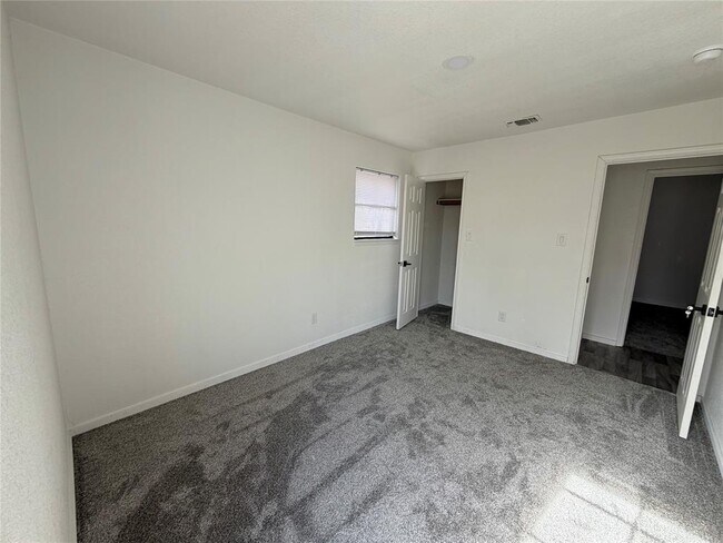 Building Photo - 1504 Parkview Ln