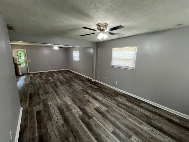 Building Photo - Nice One-Level 3 Bedroom 1.5 Bath Home